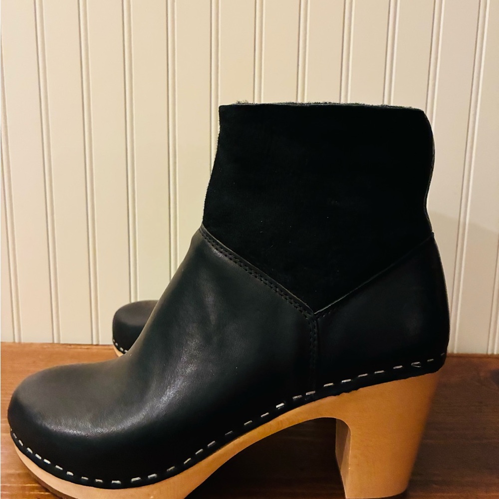 Swedish hasbeens slip on boots. Fur lined. Platform wood heels. Size 40 Black
